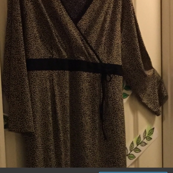 Elegant Motherhood Maternity Dress - Picture 3 of 8